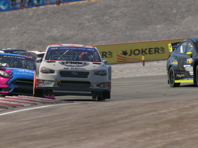 Mehrere Rallycross Fahrzeuge, welche um die erste Platzierung kämpfen